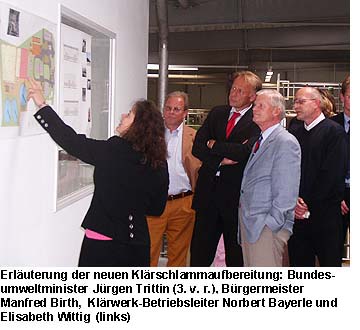 Kl&auml;ranlage Gifhorn - Erl&auml;uterung der neuen Kl&auml;rschlammaufbereitung: Bundesumweltminister J&uuml;rgen Trittin, B&uuml;rgermeister Manfred Birth, Kl&auml;rwerk-Betriebsleiter Norbert Bayerle und Elisabeth Wittig (links)